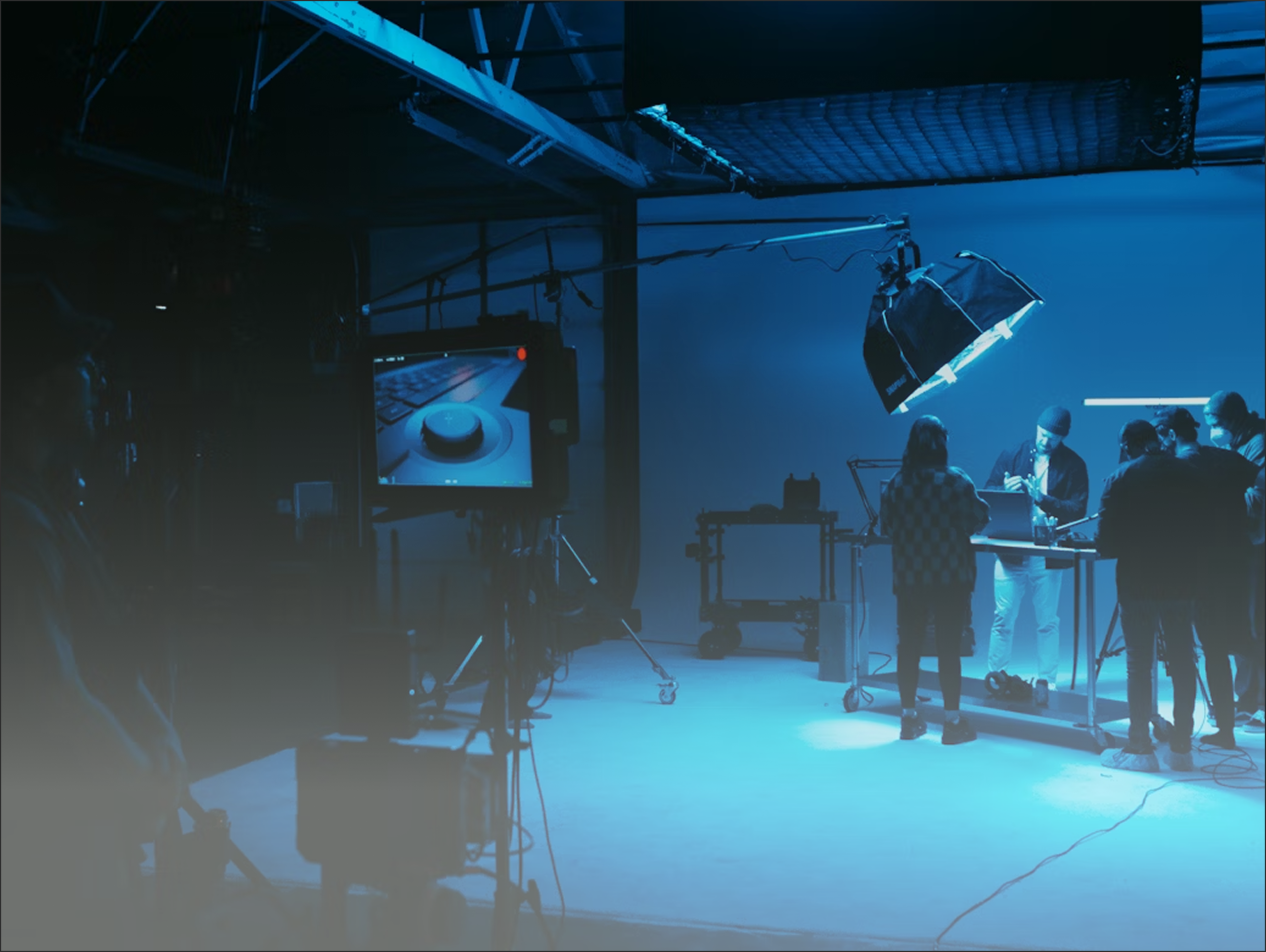 Équipe travaillant dans un studio.