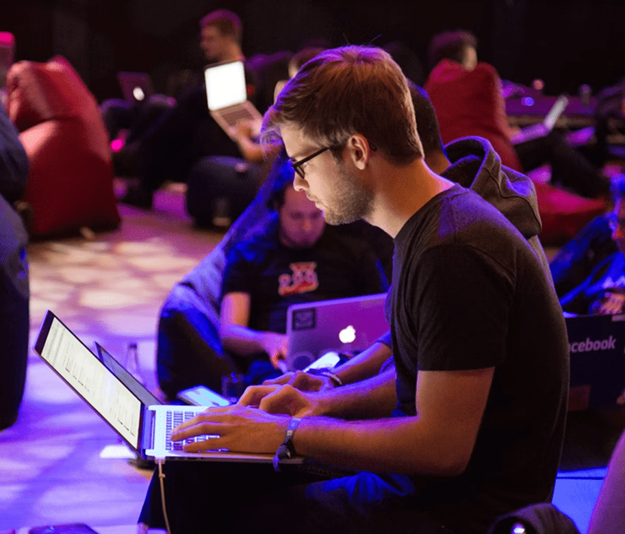 Personnes travaillant sur des ordinateurs.